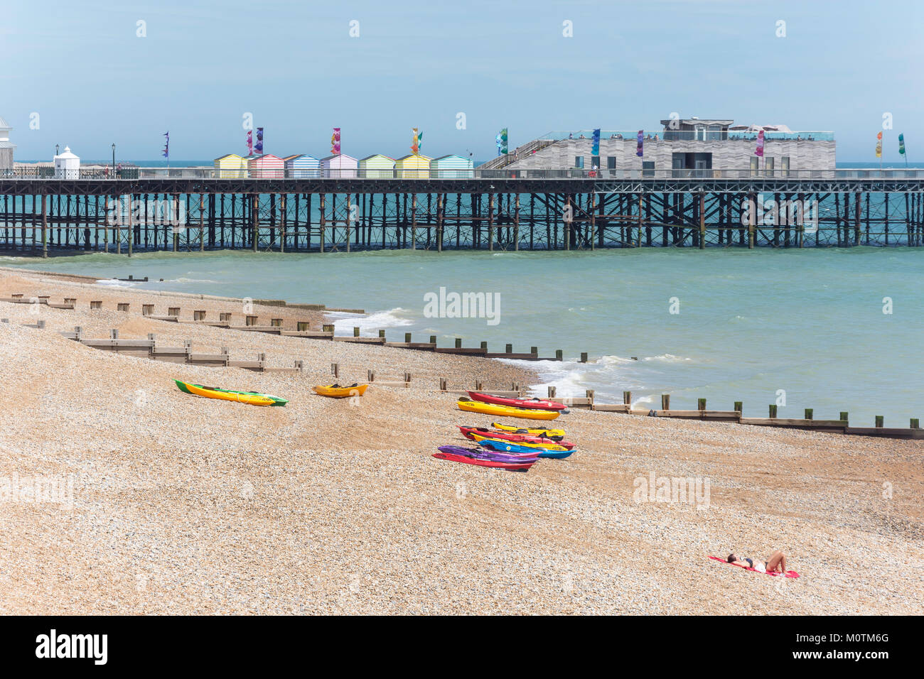 Strand und Pier von Hastings, Hastings, East Sussex, England, Vereinigtes Königreich Stockfoto