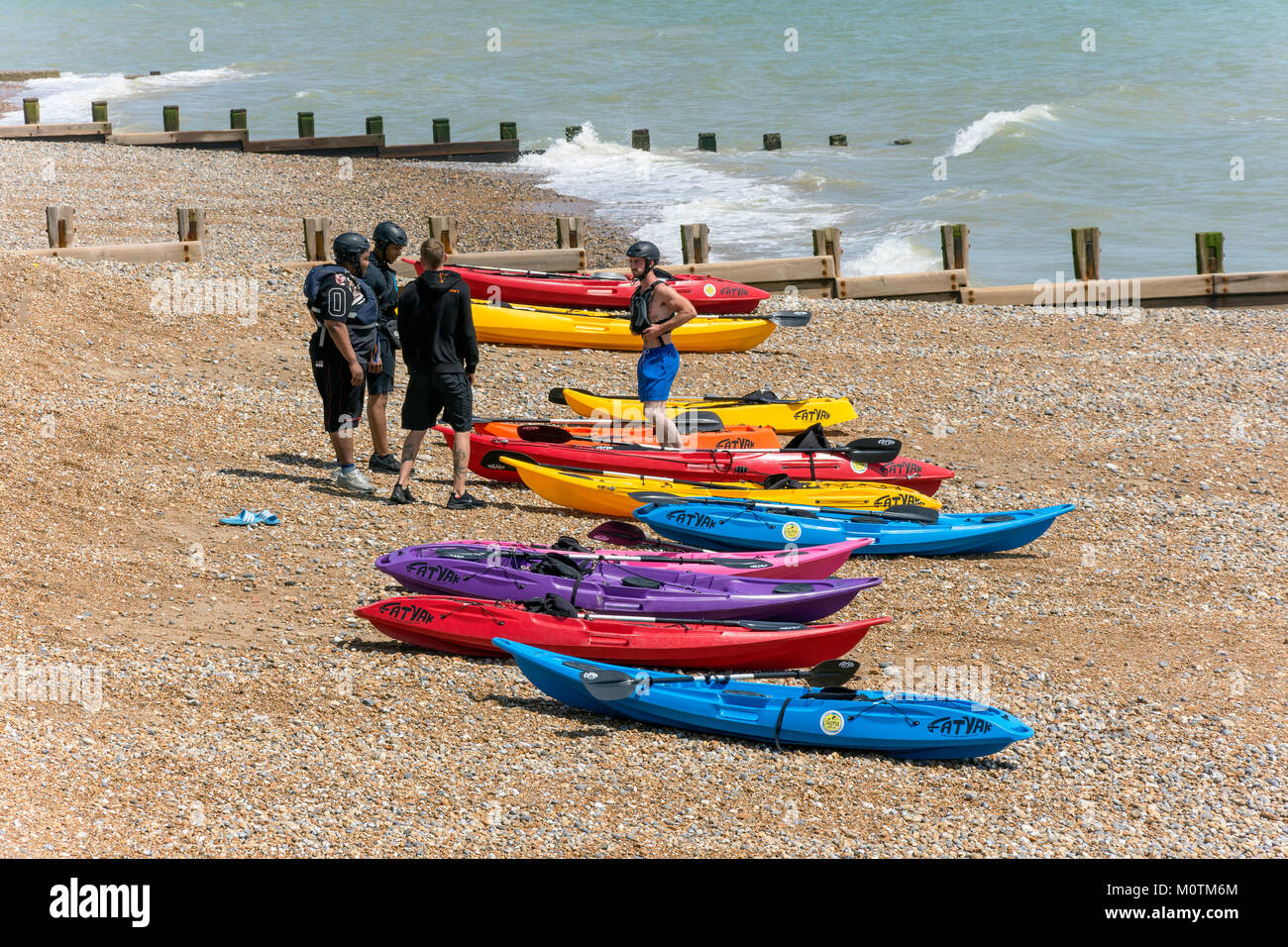 Kajak Gruppe am Strand von Hastings, Hastings, East Sussex, England, Vereinigtes Königreich Stockfoto