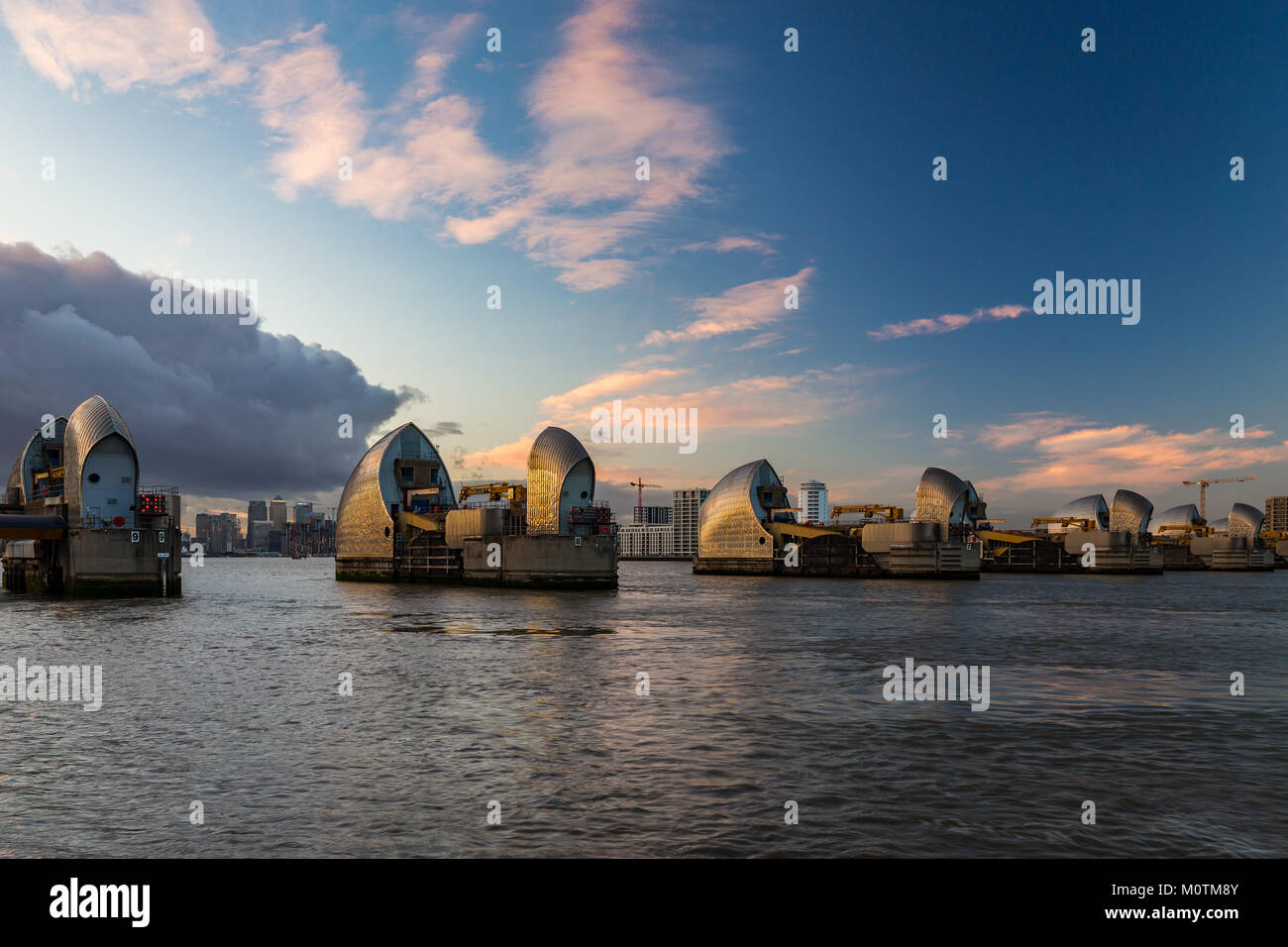 Die Themse Hochwasserschotts in East London bei Sonnenuntergang, Januar 2018 Stockfoto