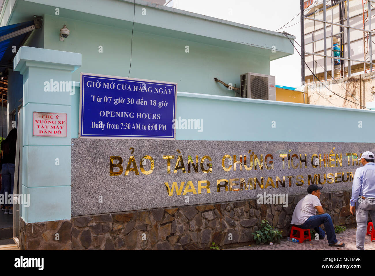 Name in Gold Buchstaben am Eingang zum Museum der Kriegszeugnisse des Vietnam Krieges, Saigon (Ho Chi Minh City), South Vietnam, Südostasien Stockfoto