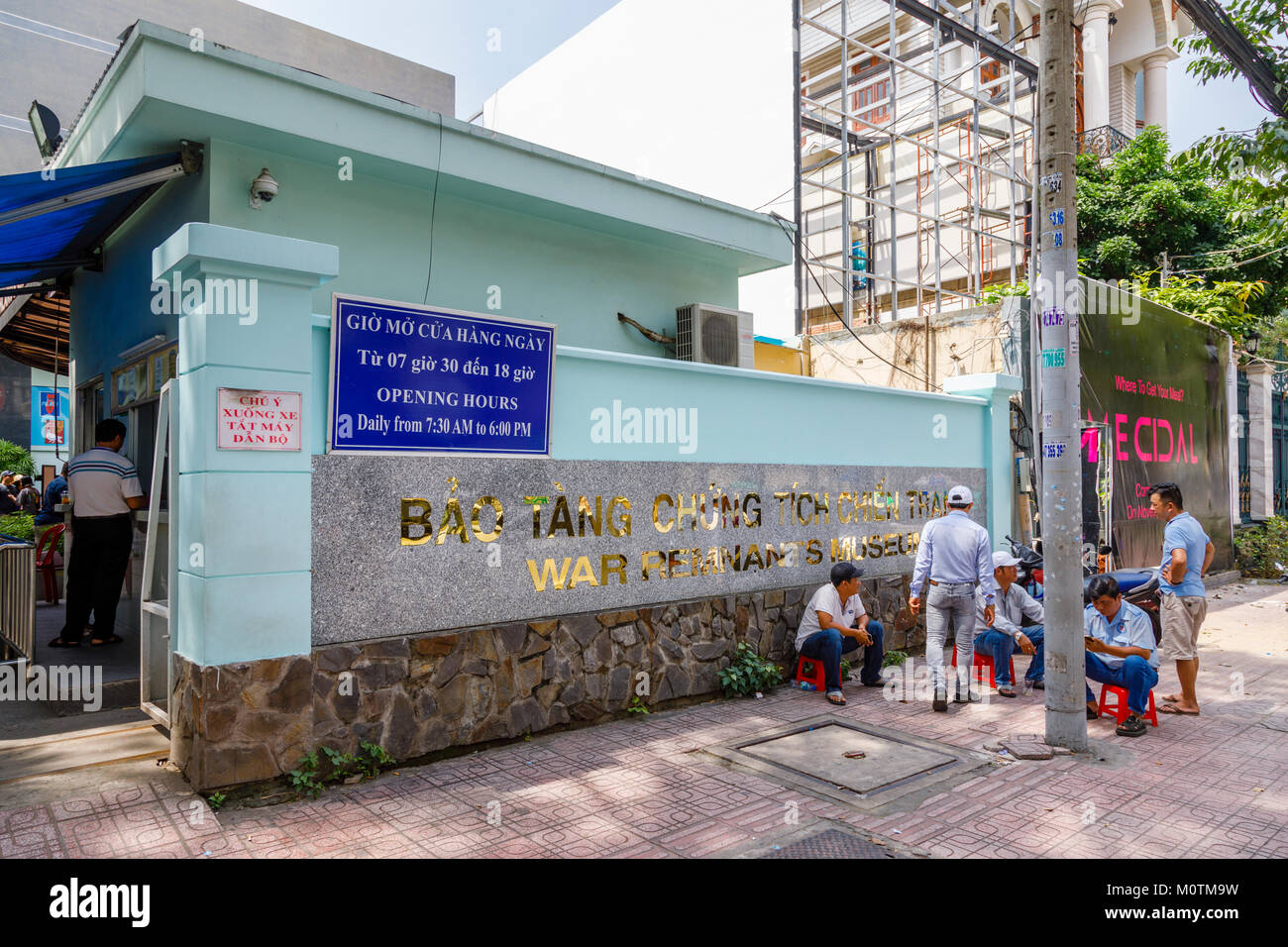 Name in Gold Buchstaben am Eingang zum Museum der Kriegszeugnisse des Vietnam Krieges, Saigon (Ho Chi Minh City), South Vietnam, Südostasien Stockfoto