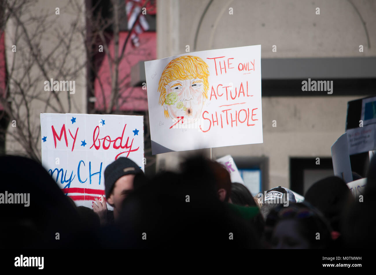 Demonstranten in allen Formen Kundgebung an März der Frauen in Dayton, Ohio am 20. Januar 2018. Hausgemachte Zeichen waren durch die große Masse zerstreut. Stockfoto