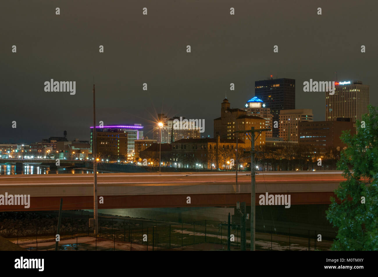 Dayton, Ohio City Skyline bei Nacht über den Fluss Stockfoto