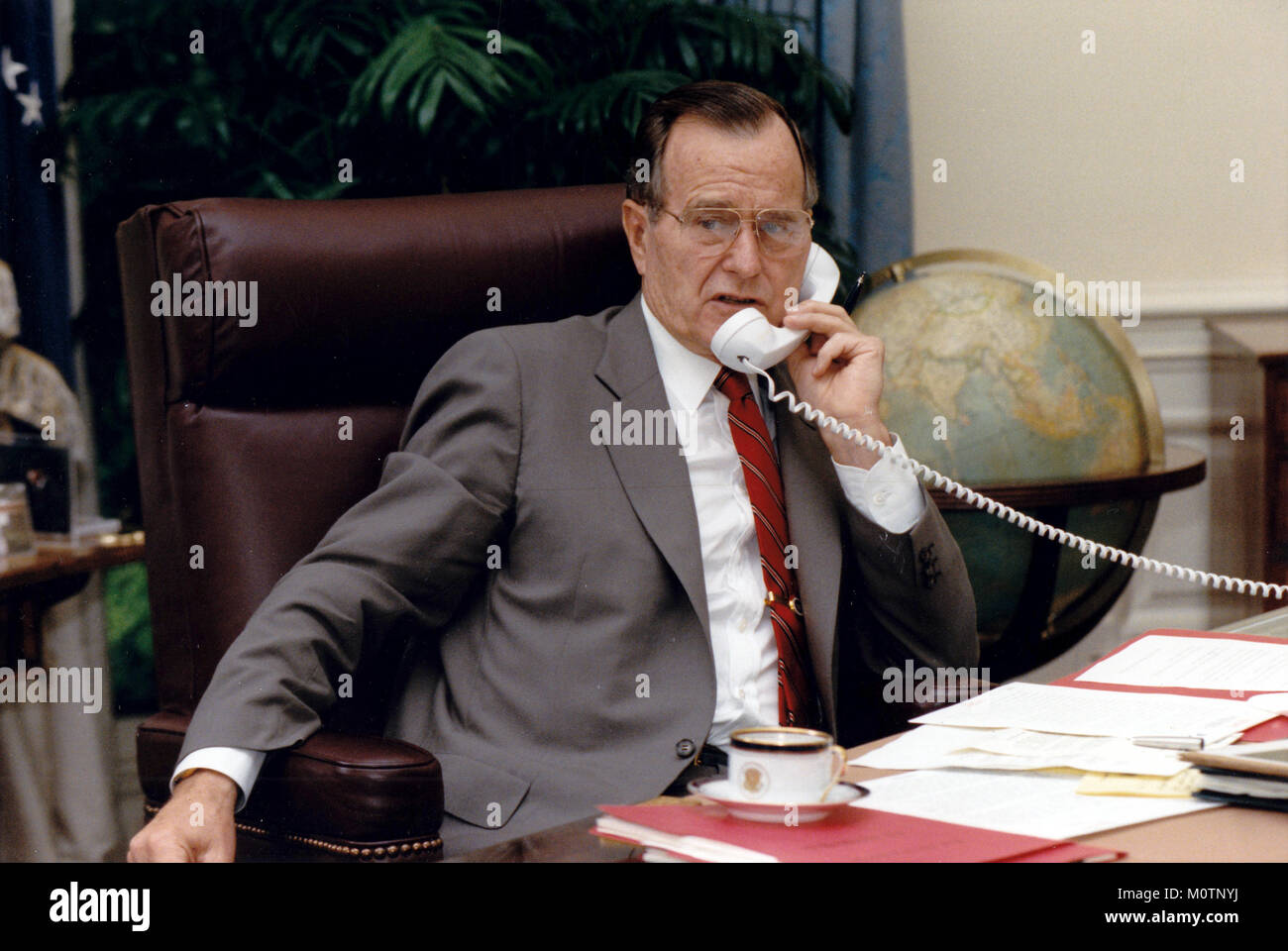 Präsidenten der Vereinigten Staaten George H.W. Bush spricht per Telefon zu Präsident Michail Gorbatschow in der Sowjetunion nach seinem Aufruf von Bundeskanzler Helmut Kohl in Deutschland aus dem Weißen Haus in Washington, DC am 17. Juli 1990 verbindlich Credit: Carol T. Befugnisse/White House über CNP/MediaPunch Stockfoto