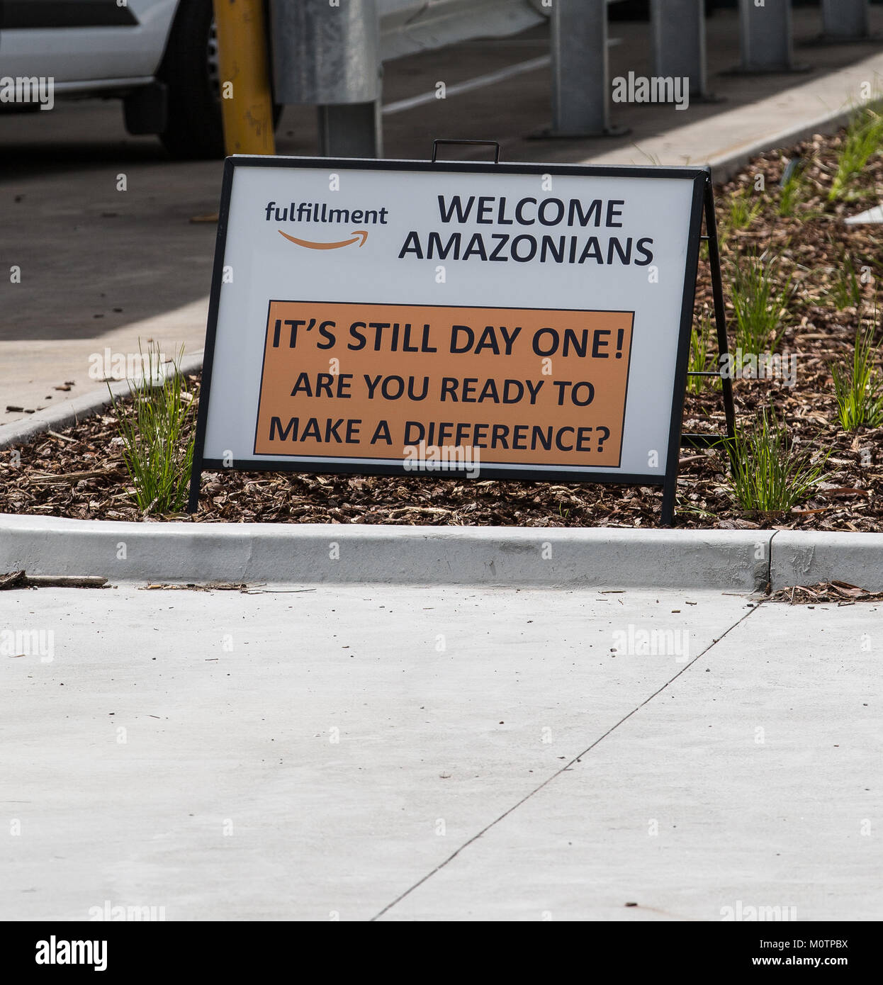 Zeichen außerhalb der neue Amazon Vertriebszentrum und Lager in der Nähe von Beaconsfield, Australien Stockfoto