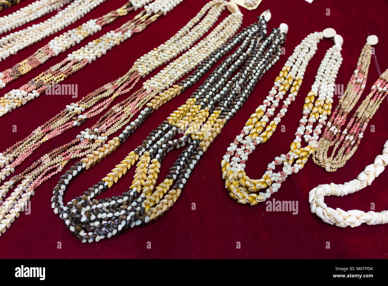 Feine und teure Ni'Ihau shell Lei für Verkauf an Handwerk Messe in Hawaii. Stockfoto