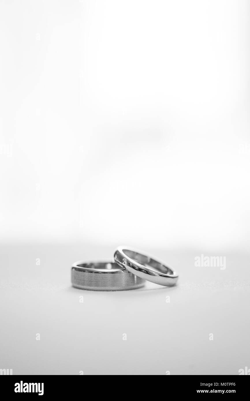 Trauringe auf weißem Hintergrund Stockfoto