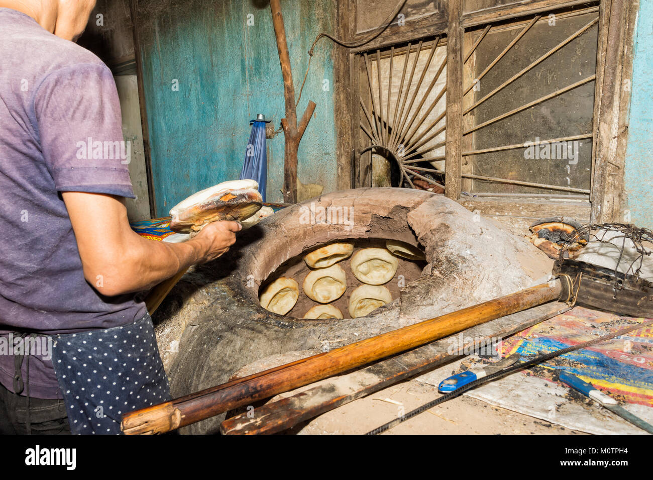 Kirgisische mann Vorbereitung der traditionellen kirgisischen Brot, Kochkor Dorf-, Straßen Song Kol See, Provinz Naryn, Kirgisistan, Zentralasien Stockfoto