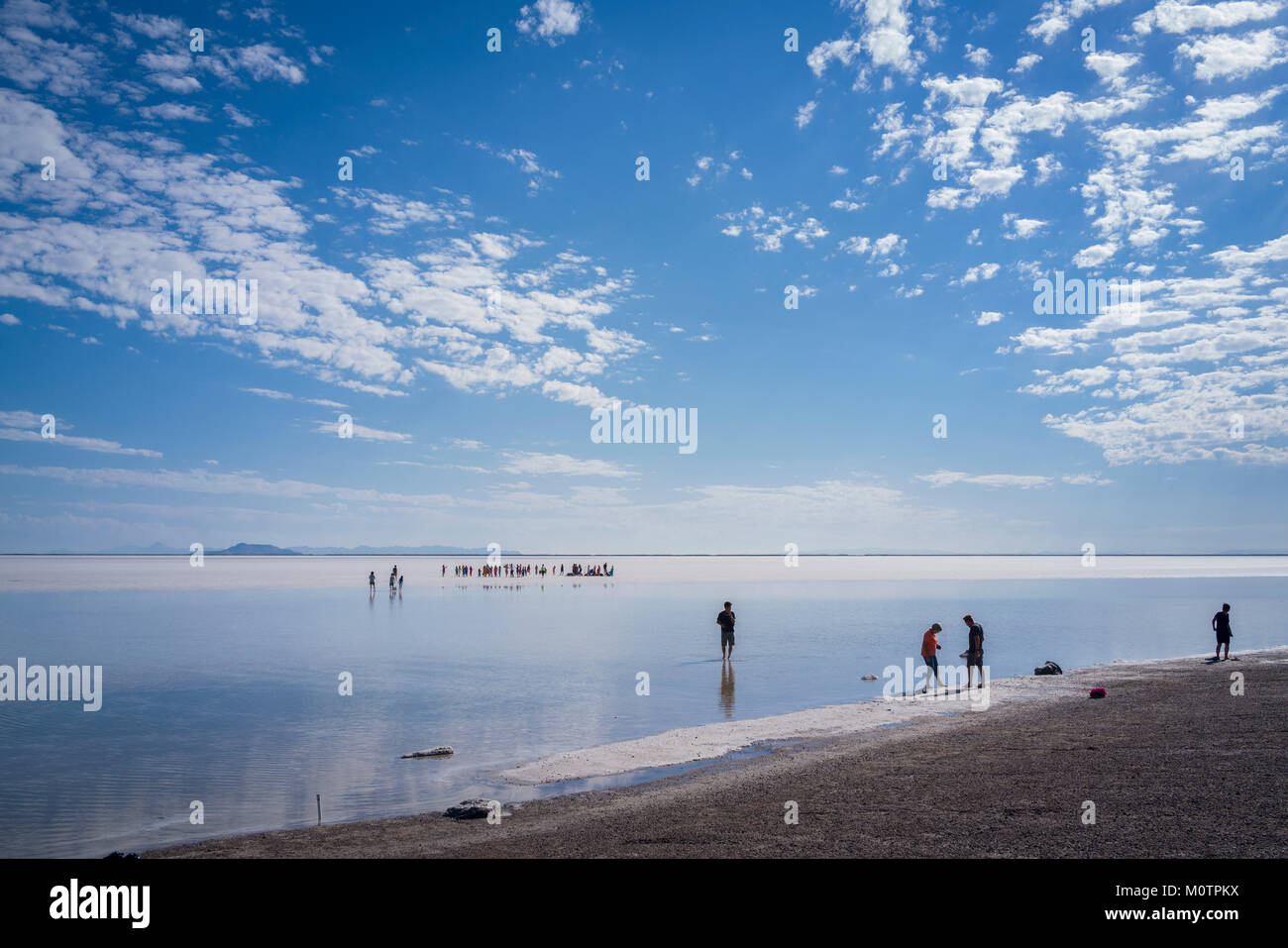 Touristen zu Fuß in Zoll tief Salz Wasser in der Nähe von Bonneville Salt Flats, Wendover, Utah Stockfoto