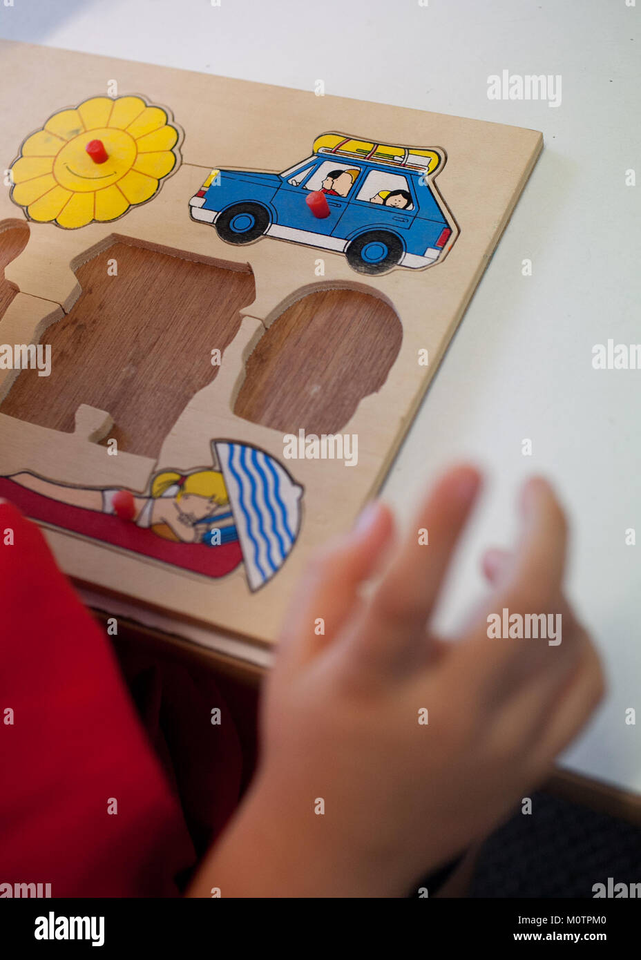 Kind im Kindergarten Sie ein Puzzle Stockfoto