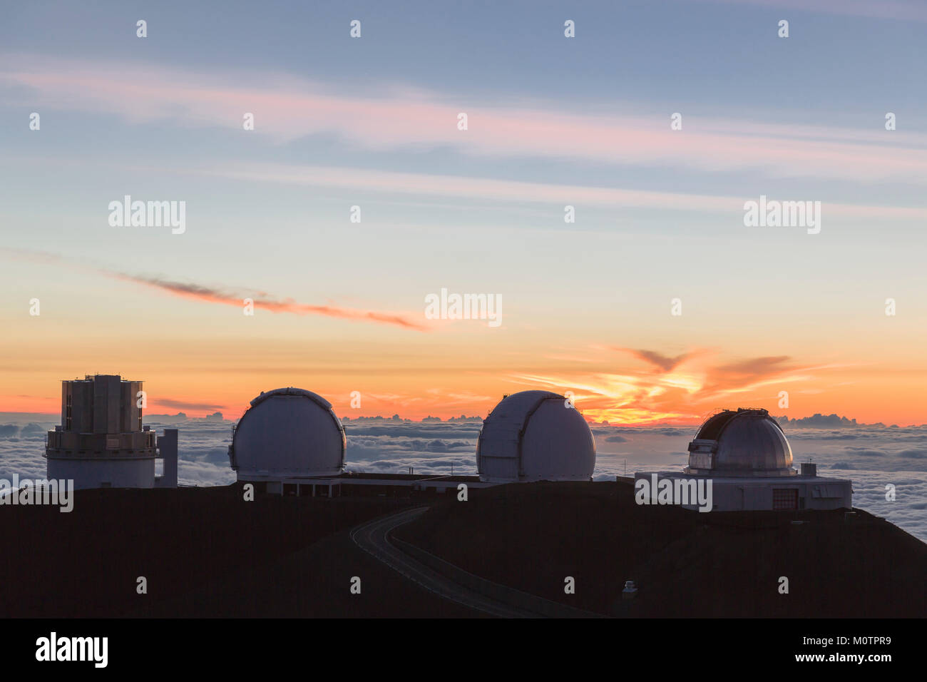 Obervatories bei Sonnenuntergang auf dem 4200 Meter hohen Mauna Kea einschließlich Suburu und Twin Kecks. (NR) Stockfoto