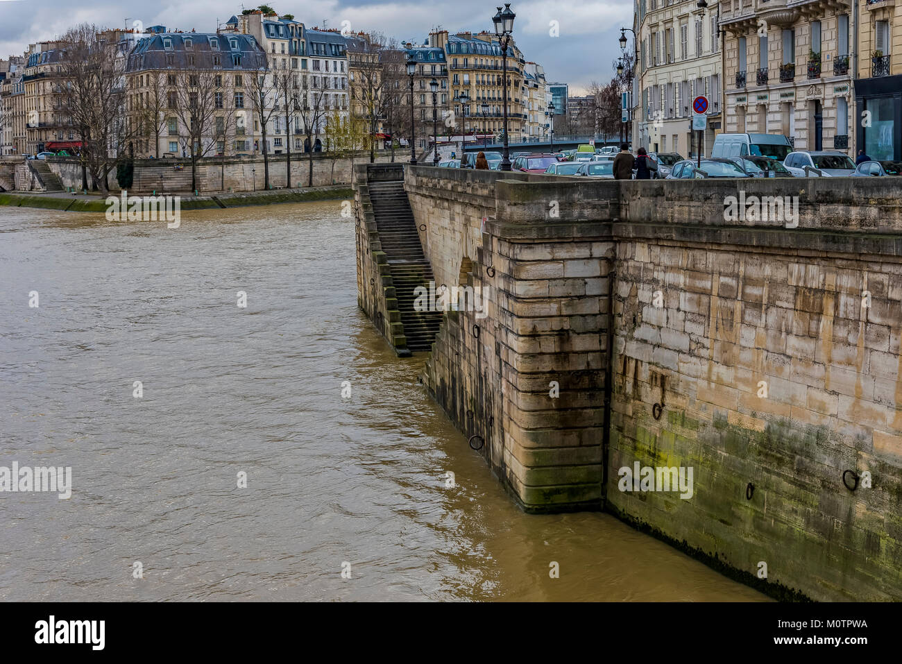 Seine, Paris. Auf der Brücke über den Fluss Seine. Schönen Herbst in Paris. Stockfoto