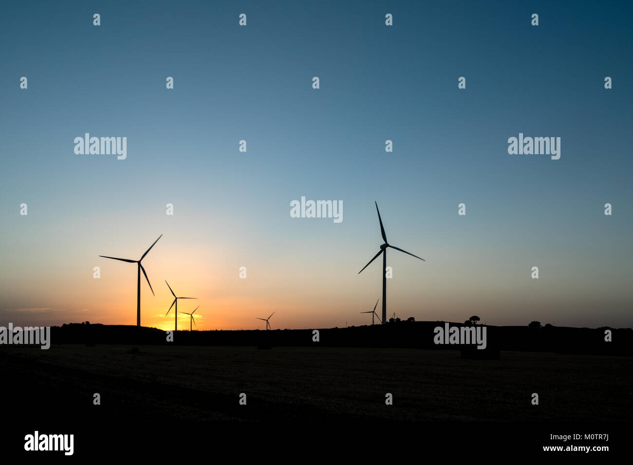 Windpark bei Sonnenuntergang in Andalusien, Spanien Stockfoto