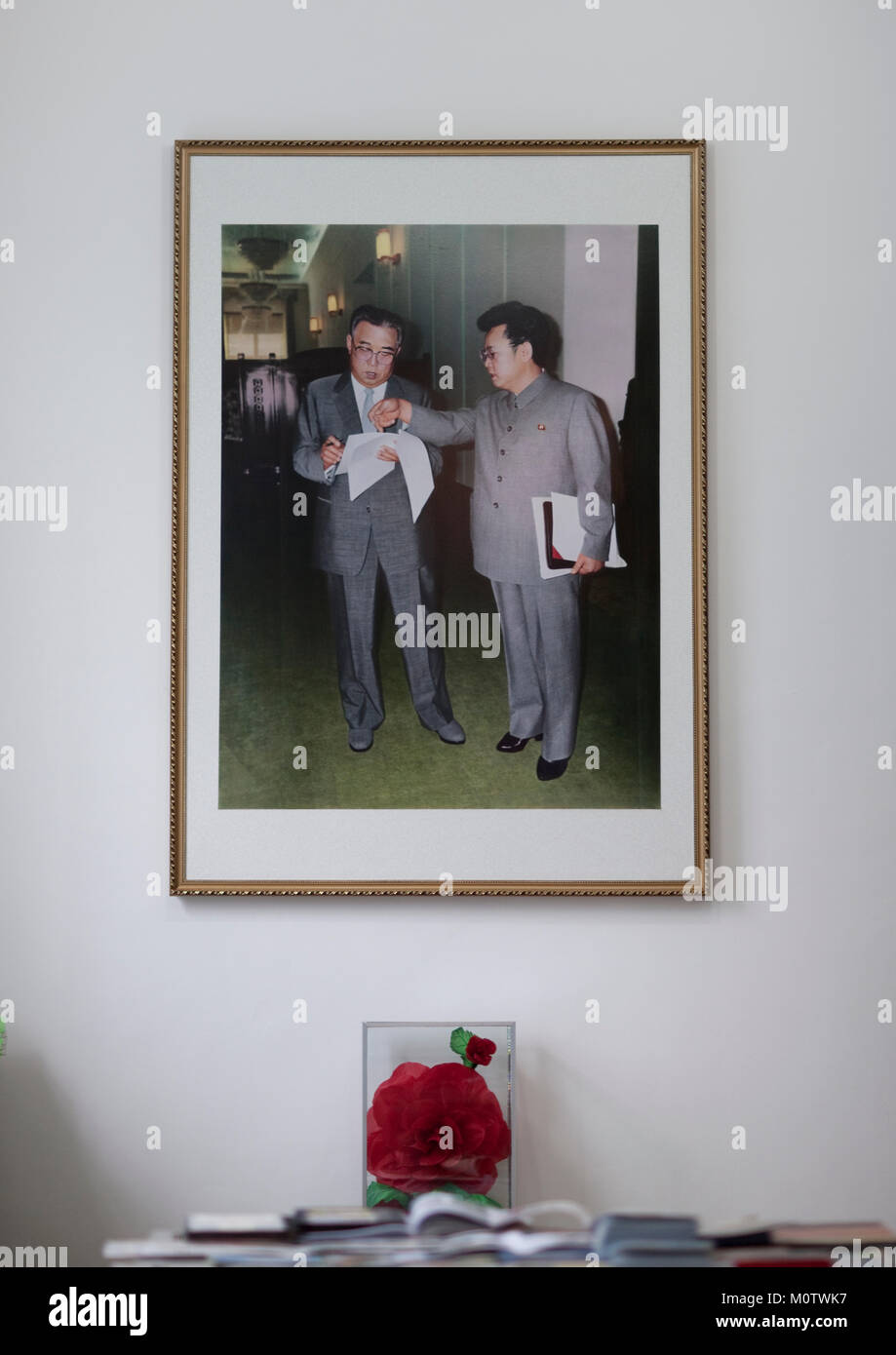 Offizielle Bild von Kim Il Sung und Kim Jong Il mit einer Kimjongilia Blume unten, Pyongan Provinz, Pyongyang, Nordkorea Stockfoto
