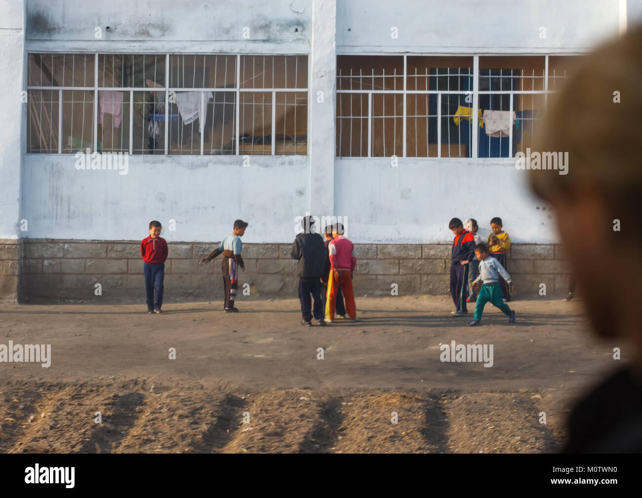 Nordkoreanische Jungs, in der Straße, Süd-pyongan Provinz, Nampo, Nordkorea Stockfoto