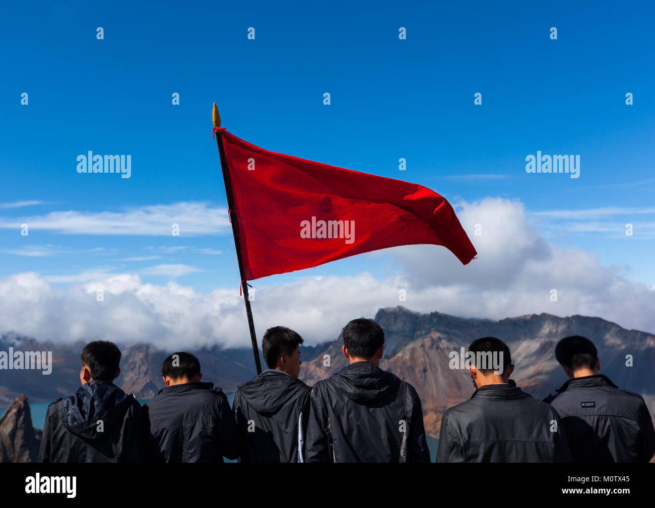 Gruppe von Studenten mit roter Flagge vor der See am Mount Paektu, Ryanggang Provinz, Mount Paektu, Nordkorea Stockfoto