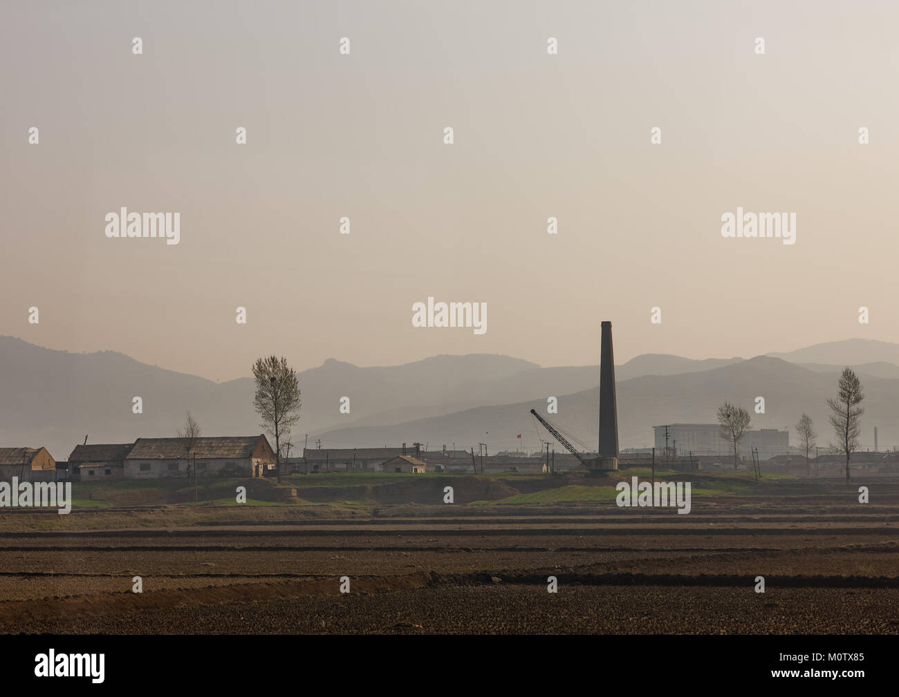 Dorf und Fabrik in der Landschaft, Süd-pyongan Provinz, Nampo, Nordkorea Stockfoto