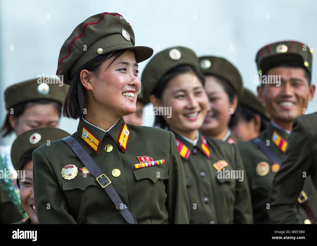 Nordkoreanische Soldaten Frauen Lachelnd Pyongan Provinz Pyongyang Nordkorea Stockfotografie Alamy