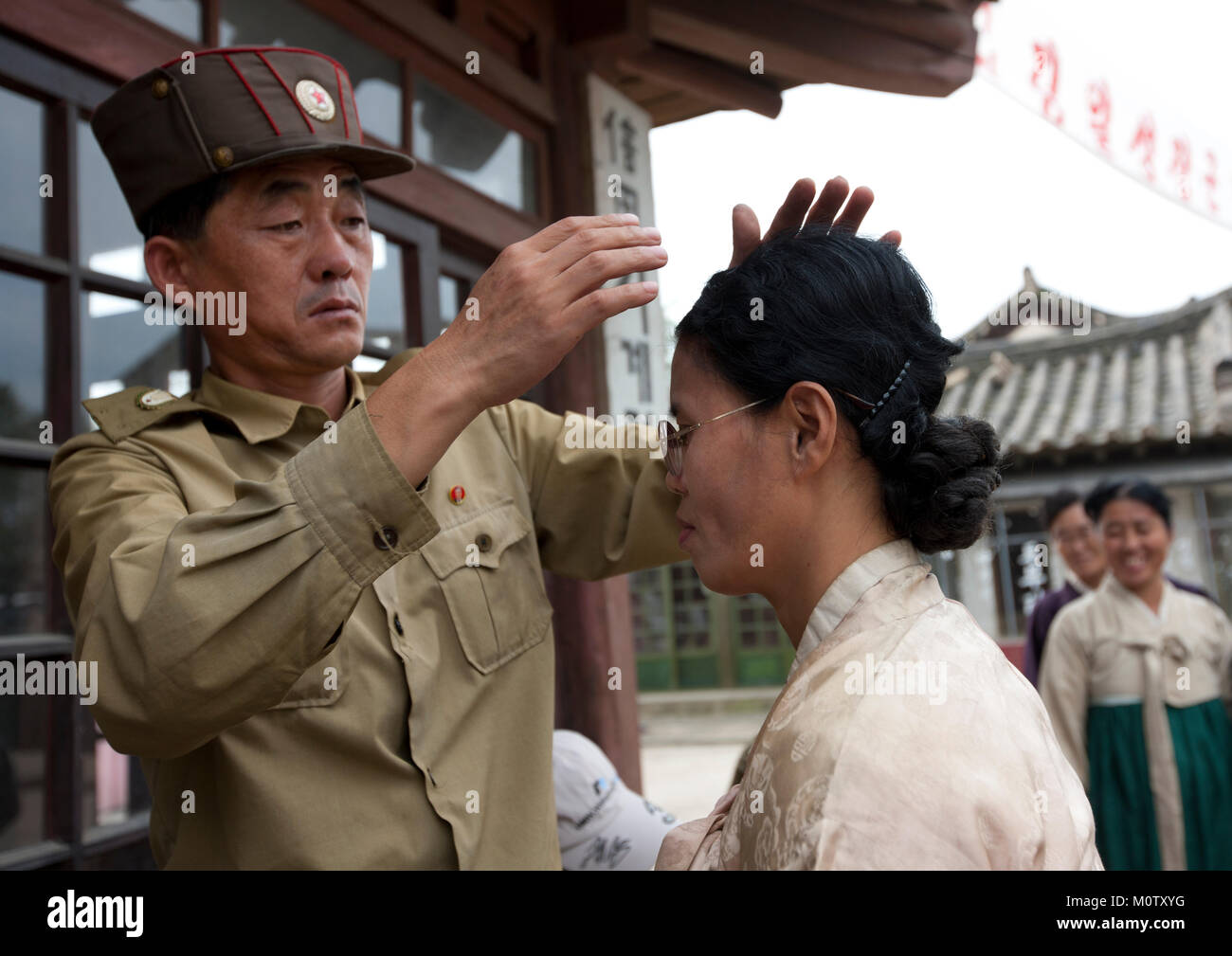 Koreanische Schauspielerin in Haar an, bevor ein Film shooting in Pjöngjang film Studio, Pyongan Provinz, Pyongyang, Nordkorea styled Stockfoto