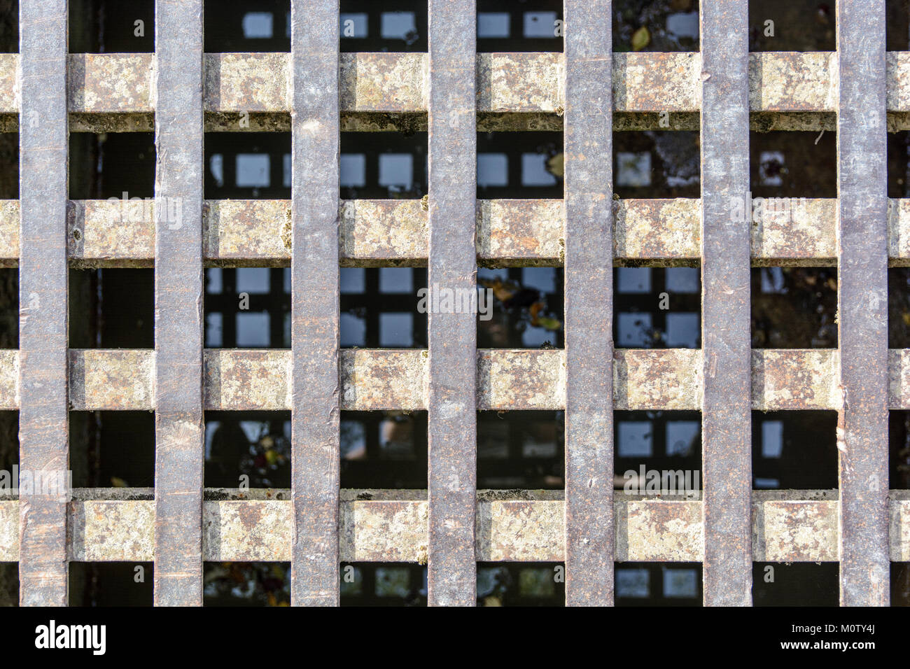 Nahaufnahme eines festen Gusseisen Raster mit oberflächenrost. Stockfoto