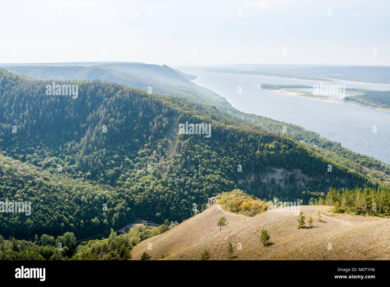 Panoramablick auf die Wolga von oben Der Zhiguli Berge. Stockfoto