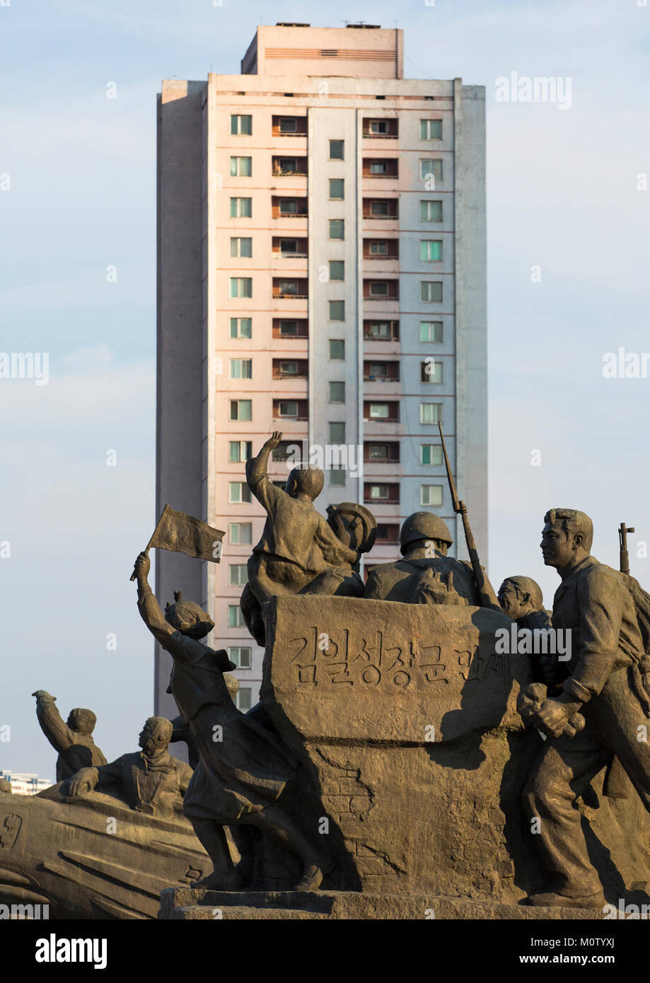 Statue eines Soldaten und Matrosen am Eingang des siegreichen Vaterländischen Befreiungskrieg Museum, Pyongan Provinz, Pyongyang, Nordkorea Stockfoto