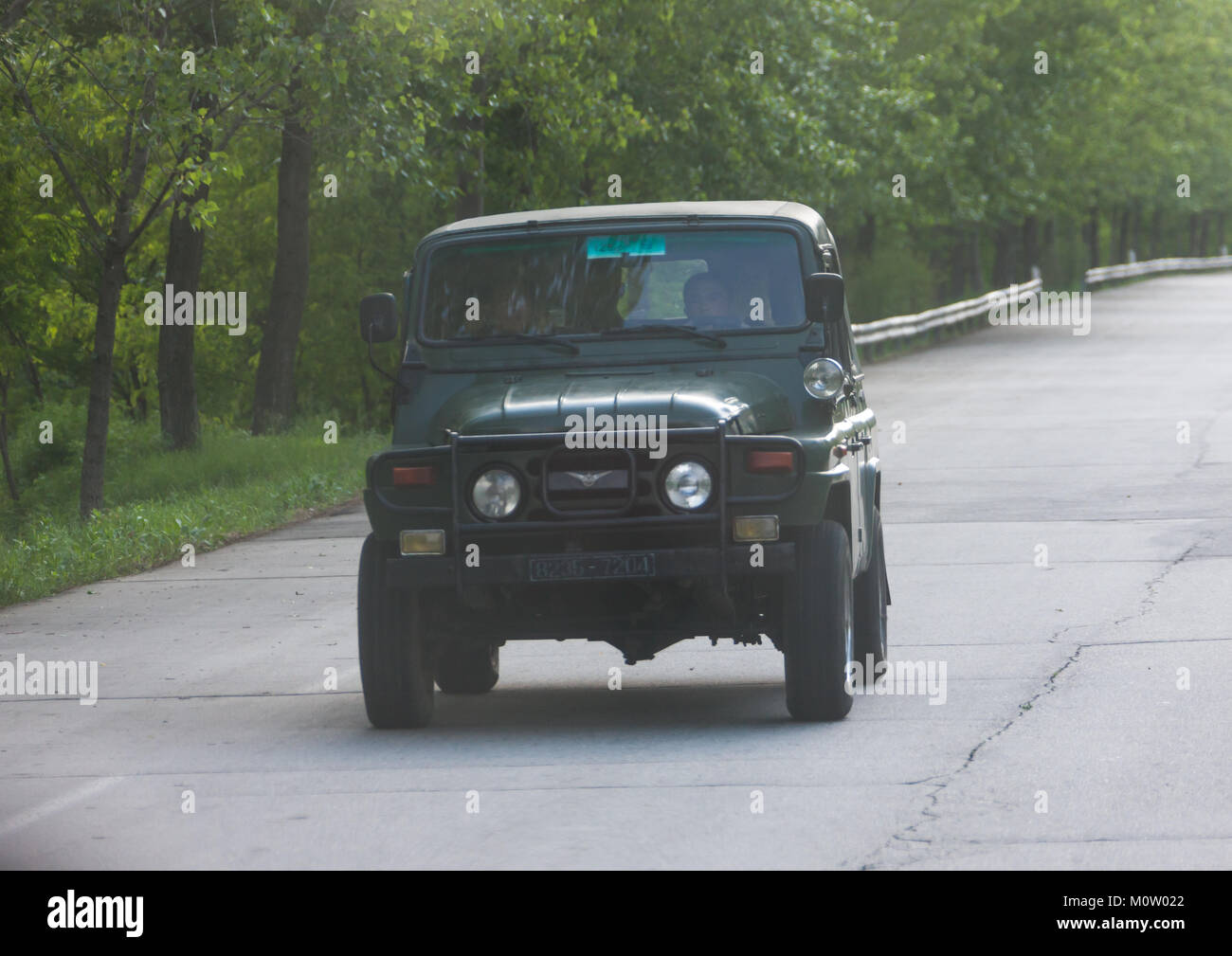 Alte nordkoreanischen Armee Jeep auf der Straße, Pyongan Provinz, Myohyang-san, Nordkorea Stockfoto