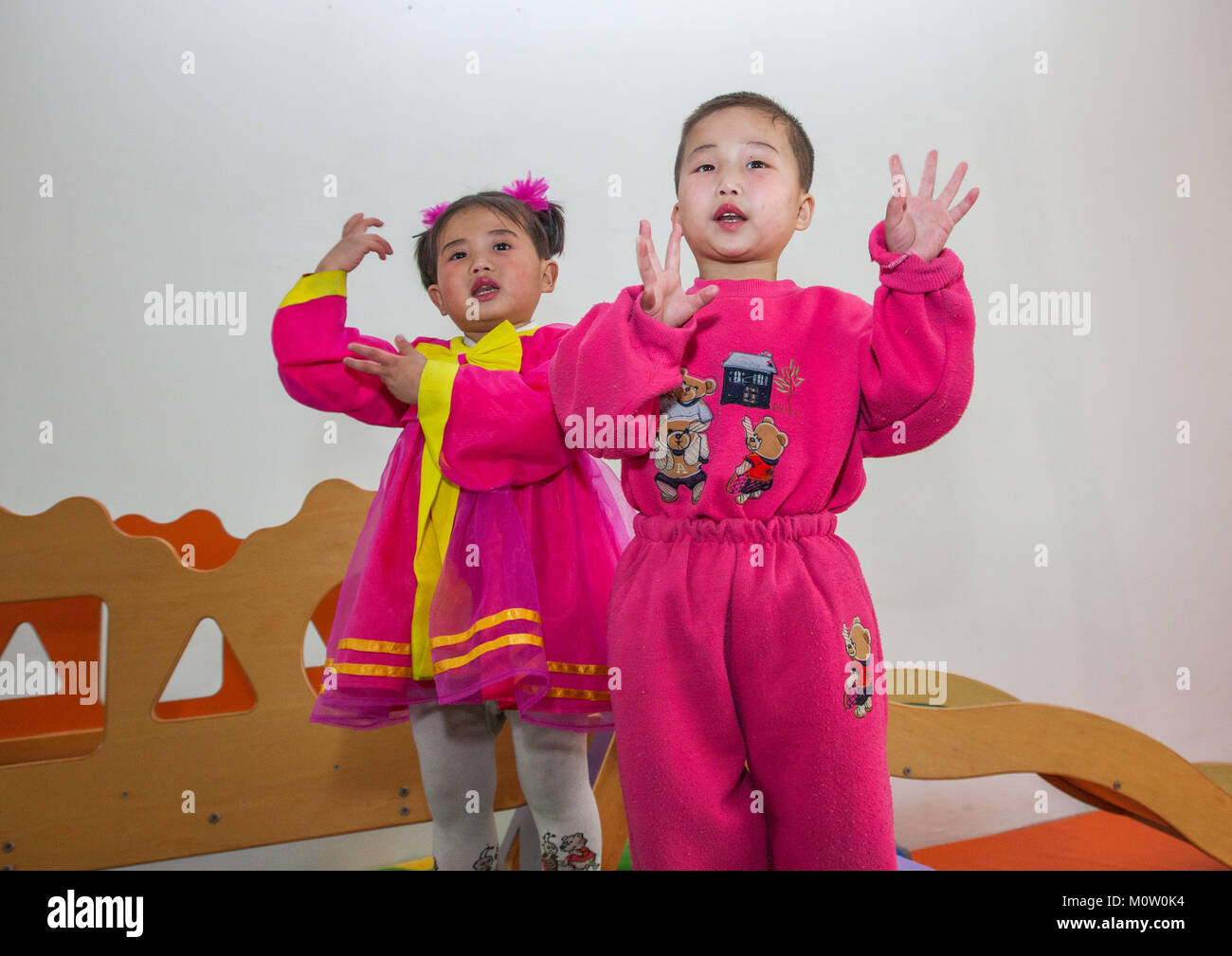 Nordkoreanische Kinder in einem Waisenhaus singen eine patriotische Lied, Süd-pyongan Provinz, Nampo, Nordkorea Stockfoto