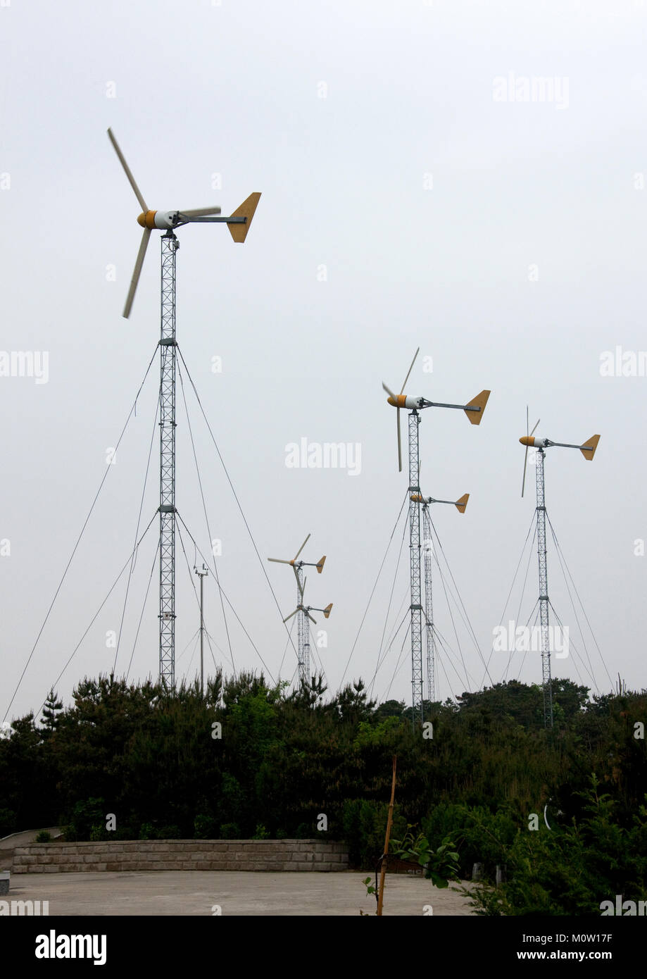 Windenergieanlagen auf einem Hügel, Süd-pyongan Provinz, Nampo, Nordkorea Stockfoto