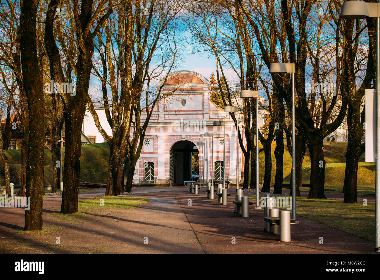 Pärnu, Estland. Blick auf Tallinn Tor ist der historischen Festung von Pärnu und einzige erhaltene Tor aus dem 17. Jahrhundert mit Damm in den Baltischen Ländern. Su Stockfoto