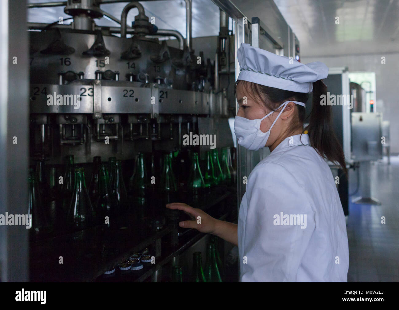 Nordkoreanische Arbeitnehmerin in kangso yaksu Mineralwasser Fabrik, Süd-pyongan Provinz, Nampo, Nordkorea Stockfoto