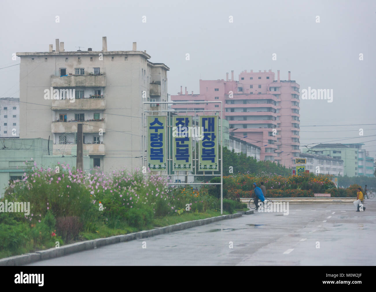 Stadt Gebäude unter dem Regen, Provinzen Süd-Hamgyong Provinz, Hamhung, Nordkorea Stockfoto