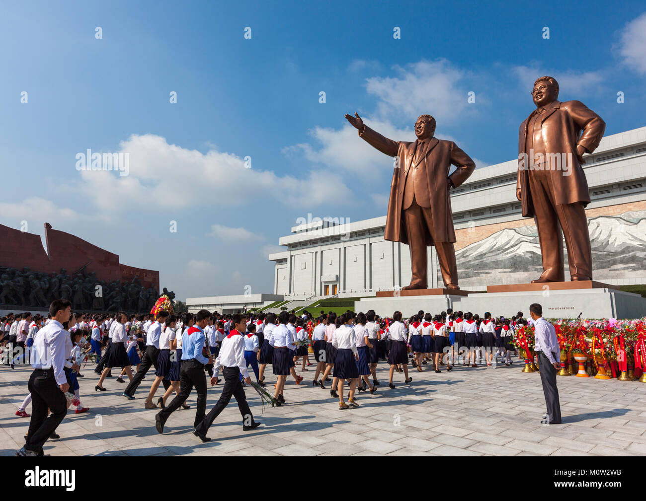 Nordkoreanische Pioniere aus dem koreanischen Kinder union im Grand Denkmal auf Mansu Hill, Pyongan Provinz, Pyongyang, Nordkorea Stockfoto