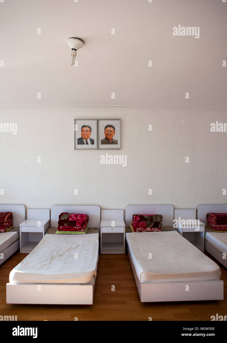 Schlafzimmer mit der offiziellen Porträts der Liebe Verantwortliche in Songdowon internationale Lager, Kangwon Provinz, Wonsan, Nordkorea Stockfoto