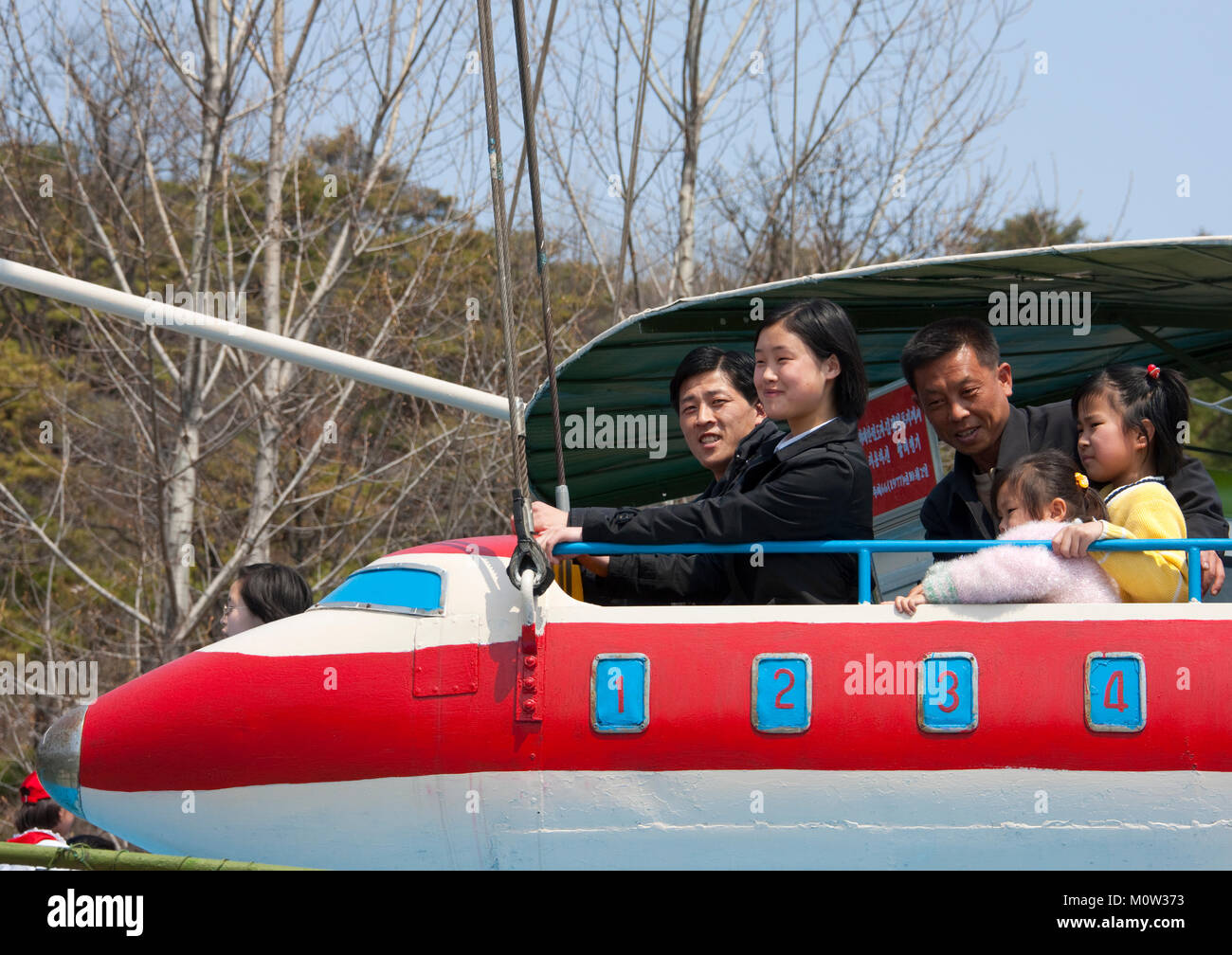 Nordkoreanische Volk Spaß auf einer Ebene Attraktion in Taesongsan Kirmes, Pyongan Provinz, Pyongyang, Nordkorea Stockfoto