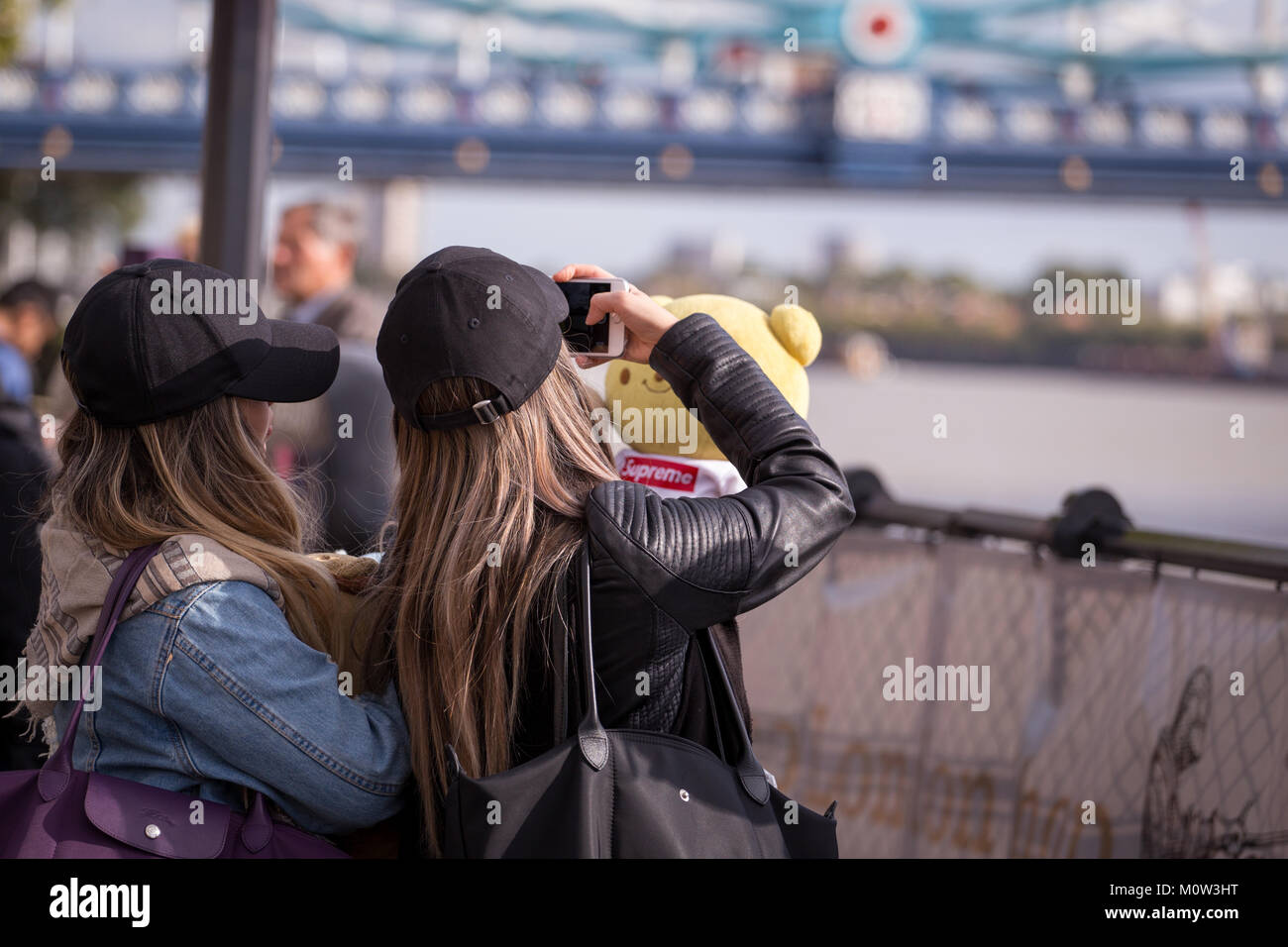 Freunde ein Bild von Ihren Teddybär mit der Londoner Tower Bridge im Hintergrund Stockfoto