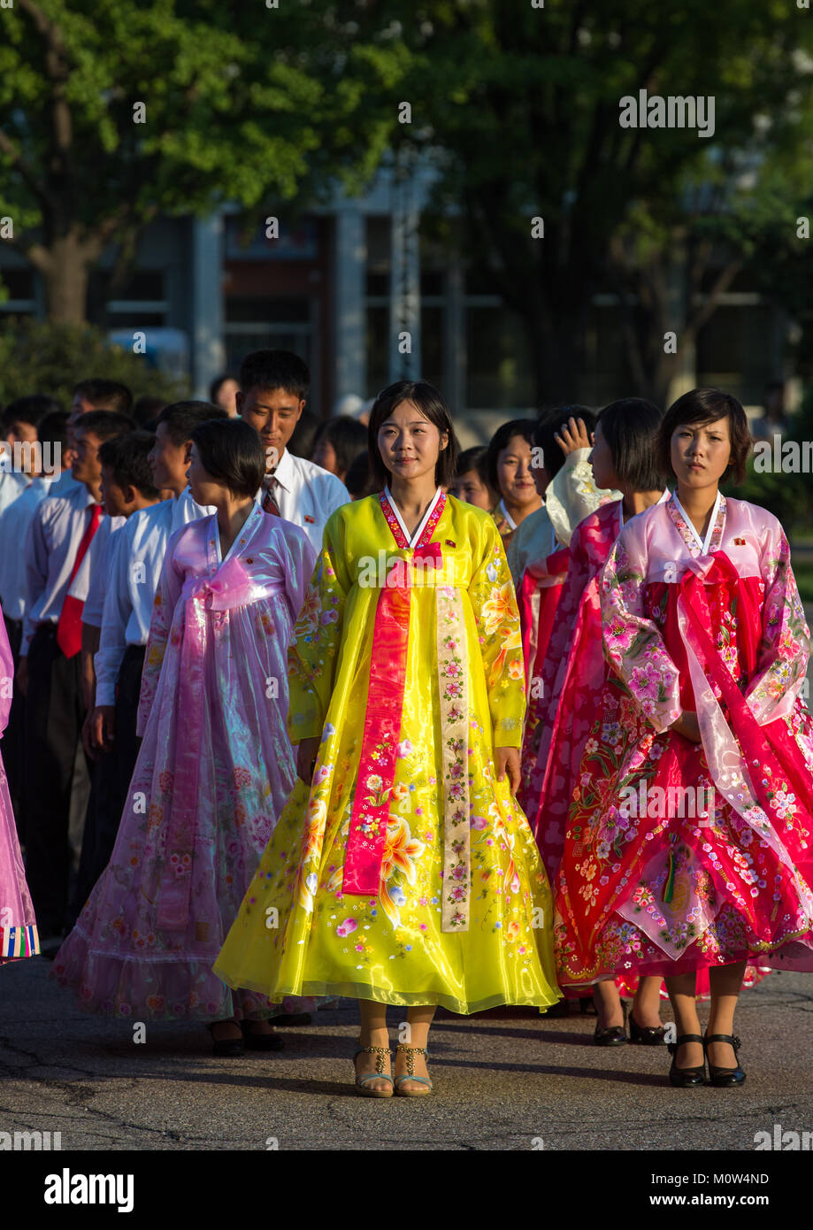 Nordkoreanische Studenten während einer Messe Tanz Performance am 9. September Tag der Gründung der Republik, Pyongan Provinz, Pyongyang, Nordkorea Stockfoto