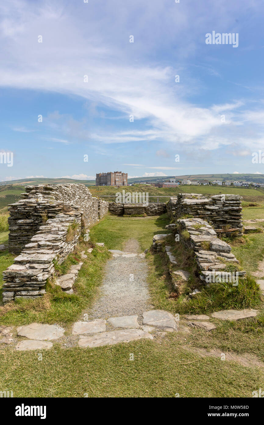 Norman Kapelle des Hl. Julitta auf der Landspitze. Bei Tintagel. Im Hintergrund Schloss Hotel gesehen werden. Stockfoto