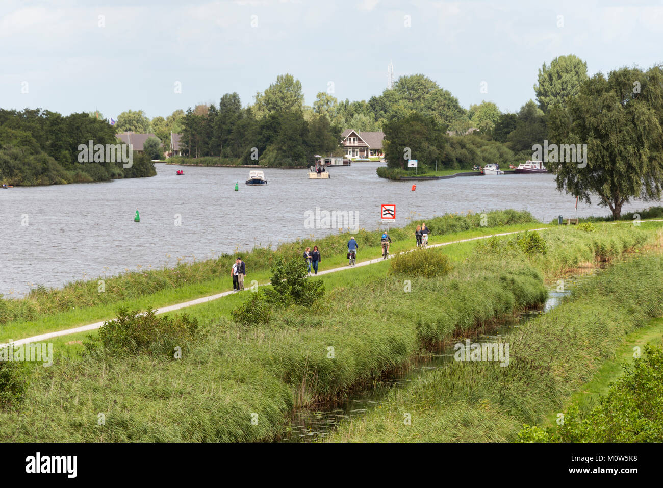 Holland Natur mit Boote Häuser und Leute Stockfoto