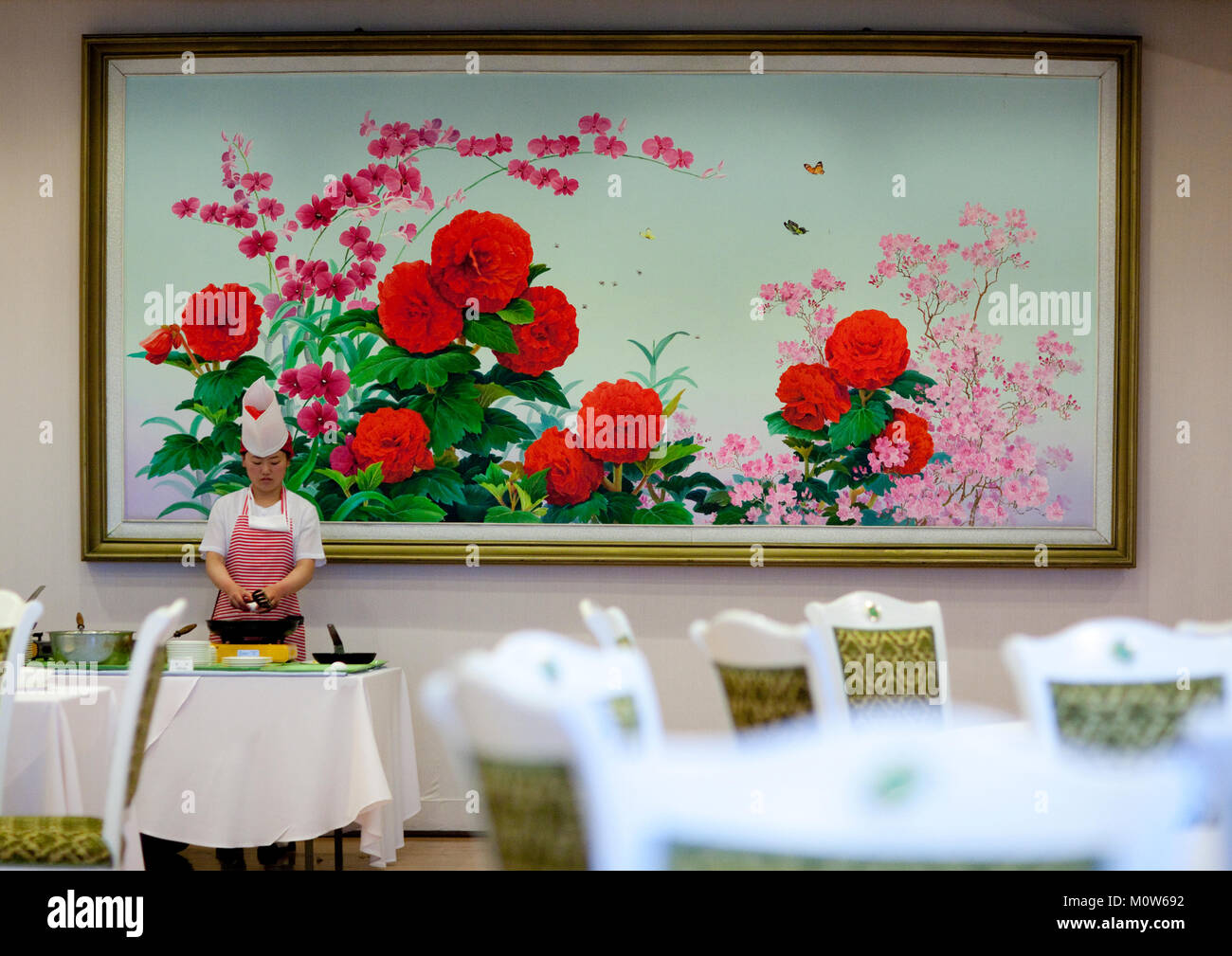 Restaurant im Hotel Yanggakdo mit Blumen Dekoration, Pyongan Provinz, Pyongyang, Nordkorea Stockfoto