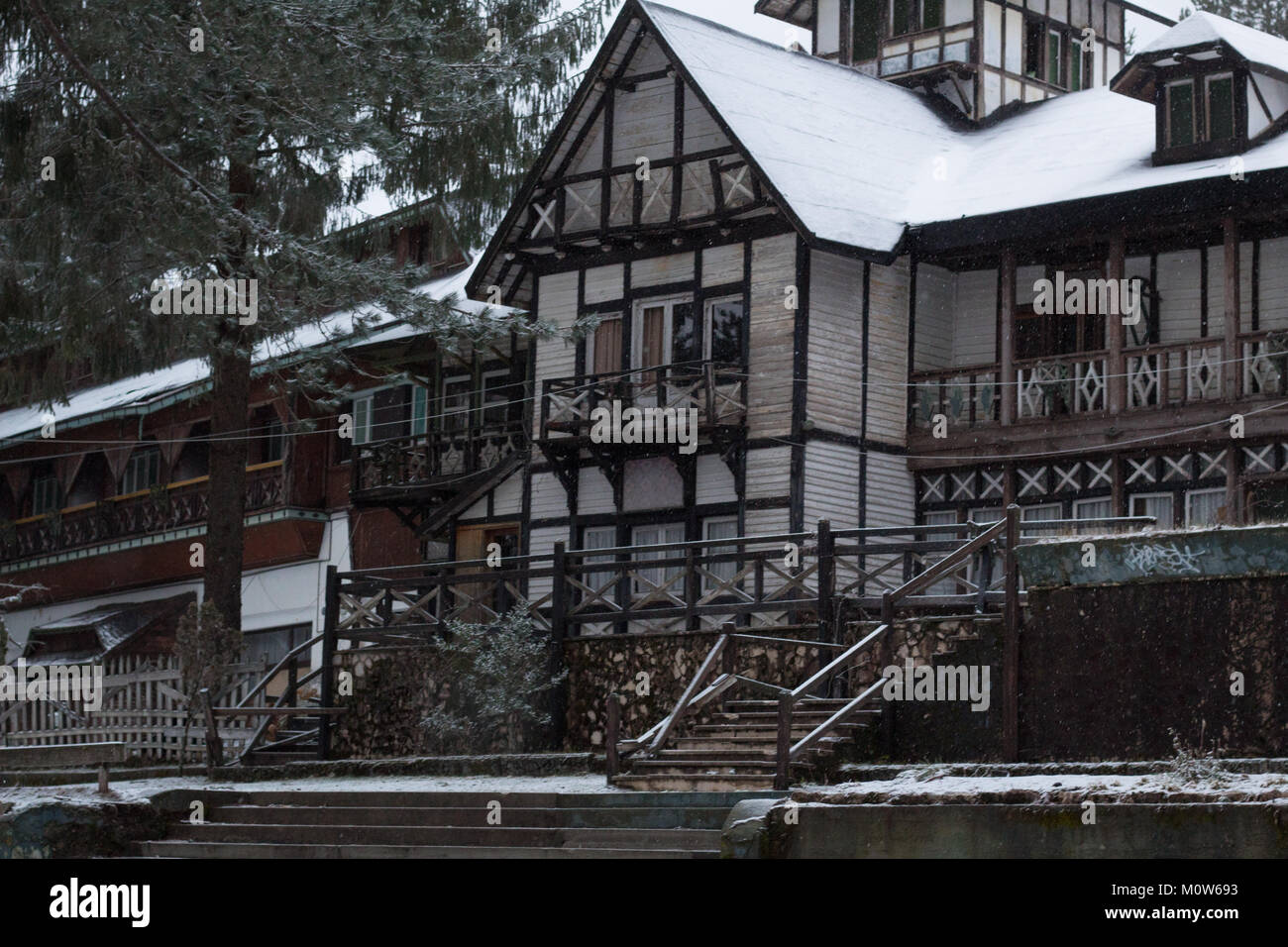 Holz- wald Gebäude mit Schnee bedeckt, flachen konzentrieren. Kalabrien, Italien. Stockfoto