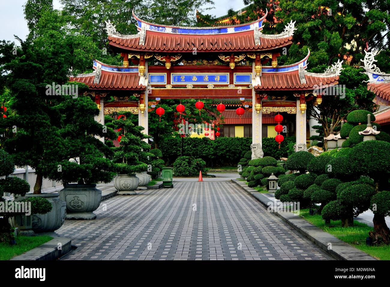 Klassische Chinesische Torbogen mit roten Laternen feiern das chinesische Neujahr in Siong Lim buddhistischen Tempel dekoriert, Singapur Stockfoto