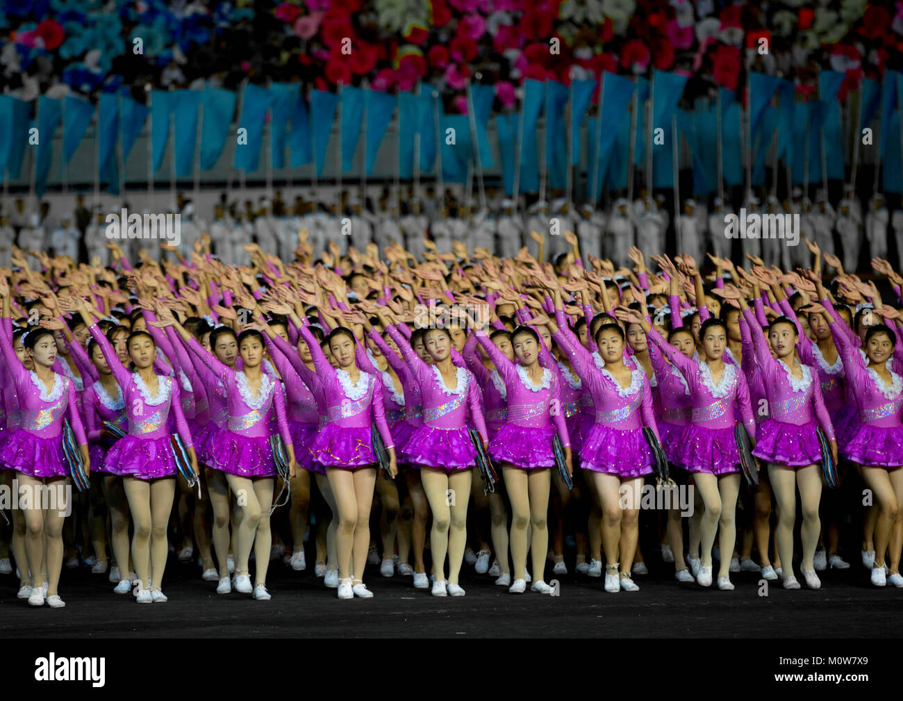 Nordkoreanische Turnerinnen während der Arirang Mass Games im Mai Tag Stadion, Pyongan Provinz, Pyongyang, Nordkorea Stockfoto