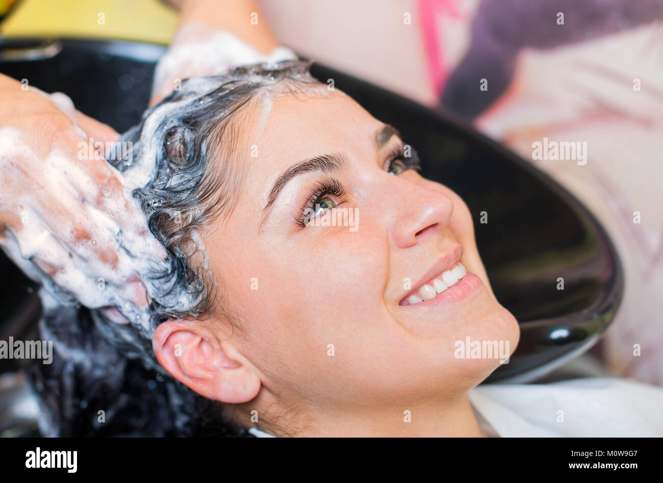 Schöne junge Mädchen genießen Haare waschen im Friseursalon. Stockfoto