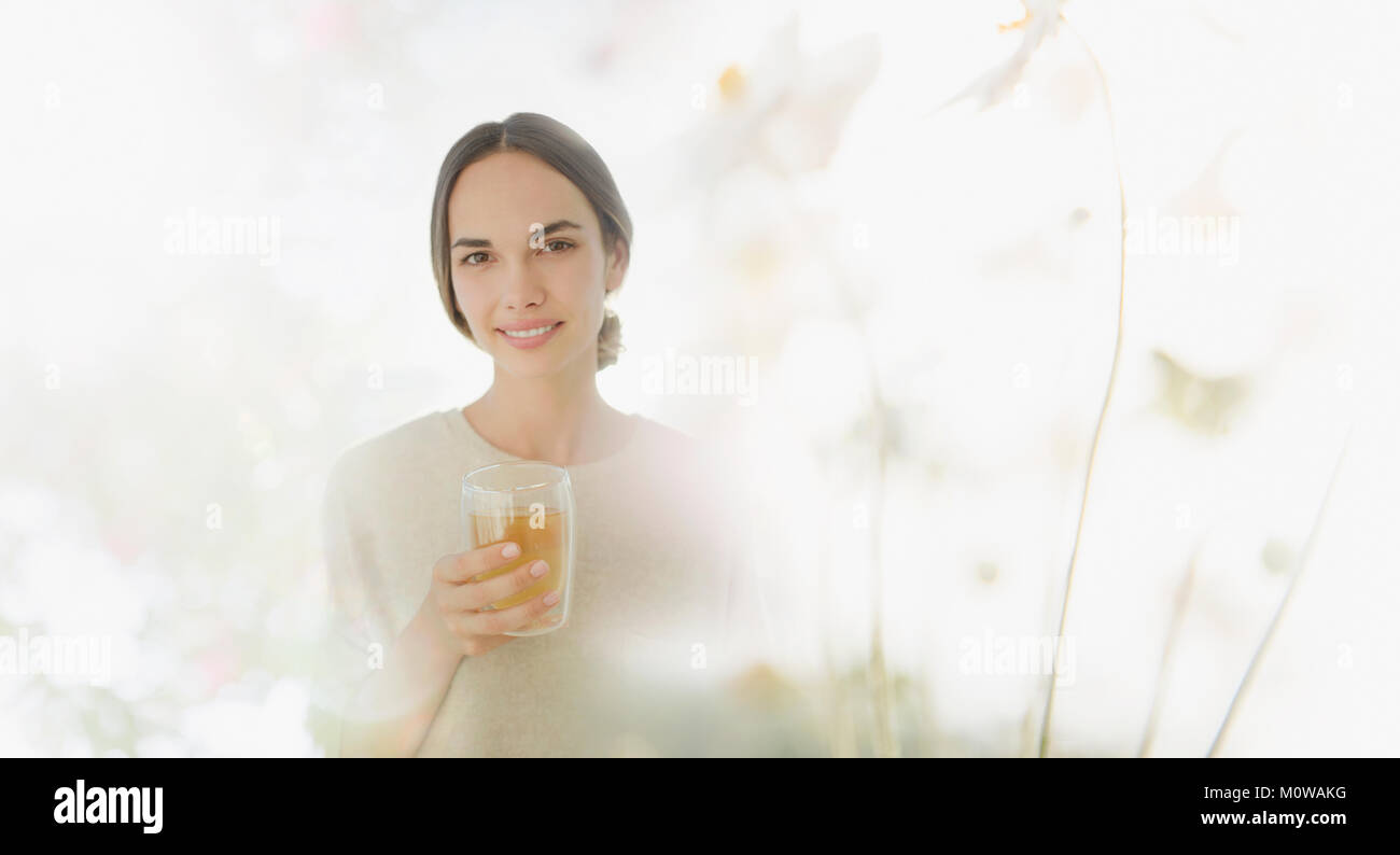 Portrait lächelnde Frau Saft trinken Stockfoto