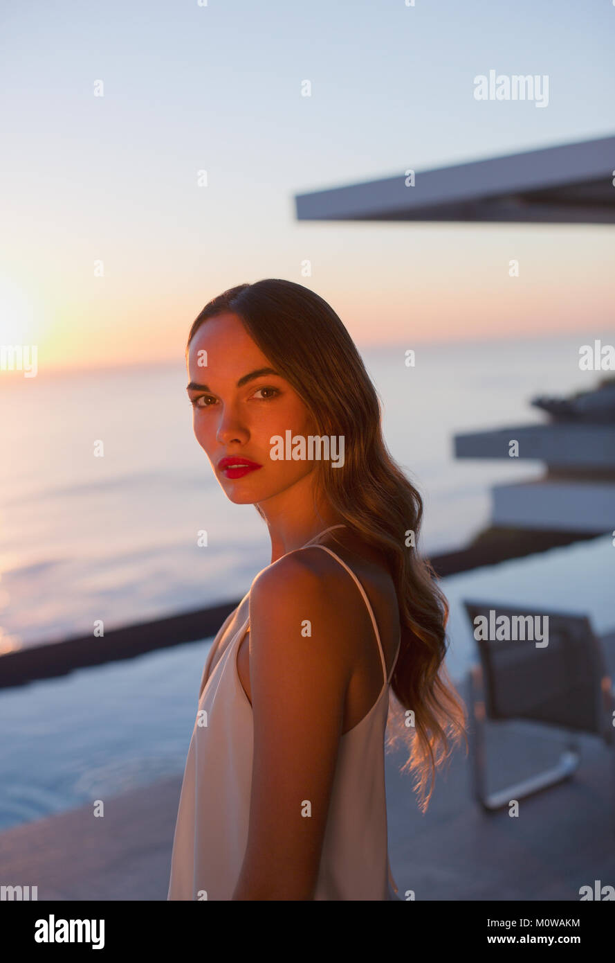 Portrait ernst, schöne Frau auf dem Sunset Terrasse mit Meerblick Stockfoto