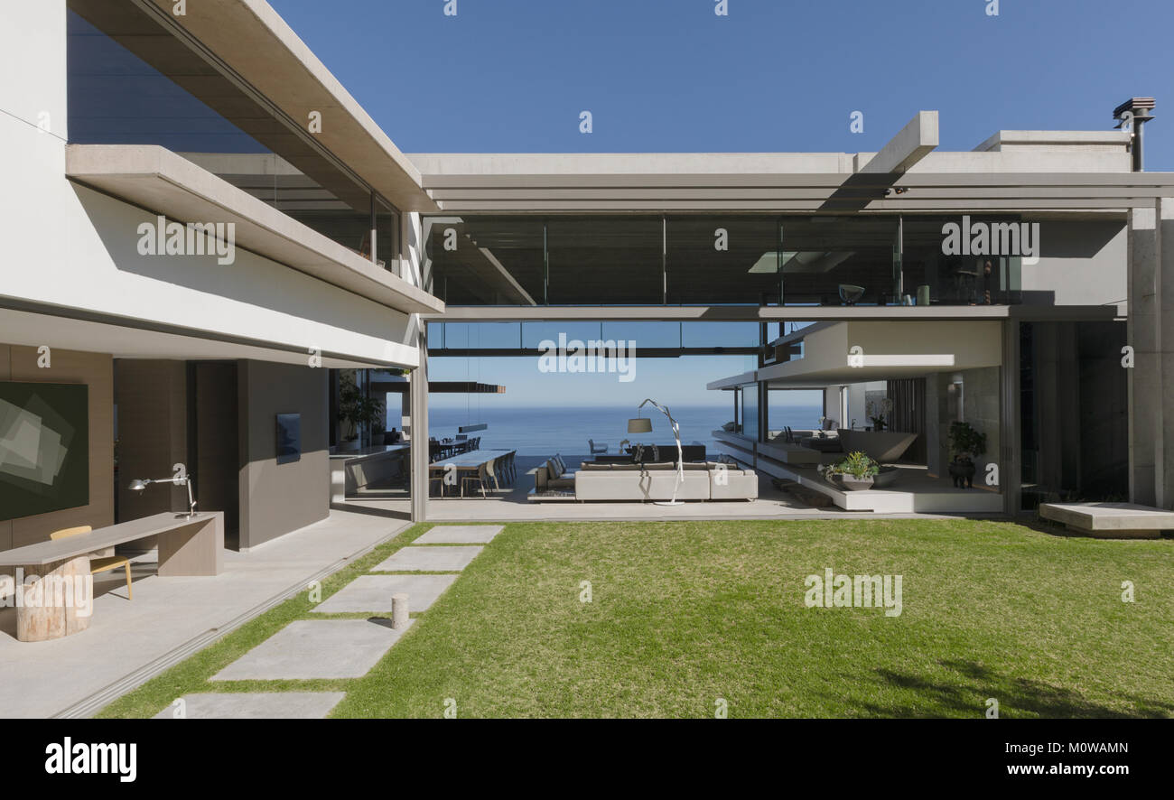 Sonnige moderne und luxuriöse Home Showcase äußeren Hof und Haus Stockfoto