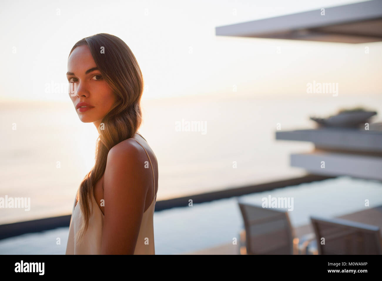 Portrait ernst, schöne Frau auf Luxus Terrasse Stockfoto