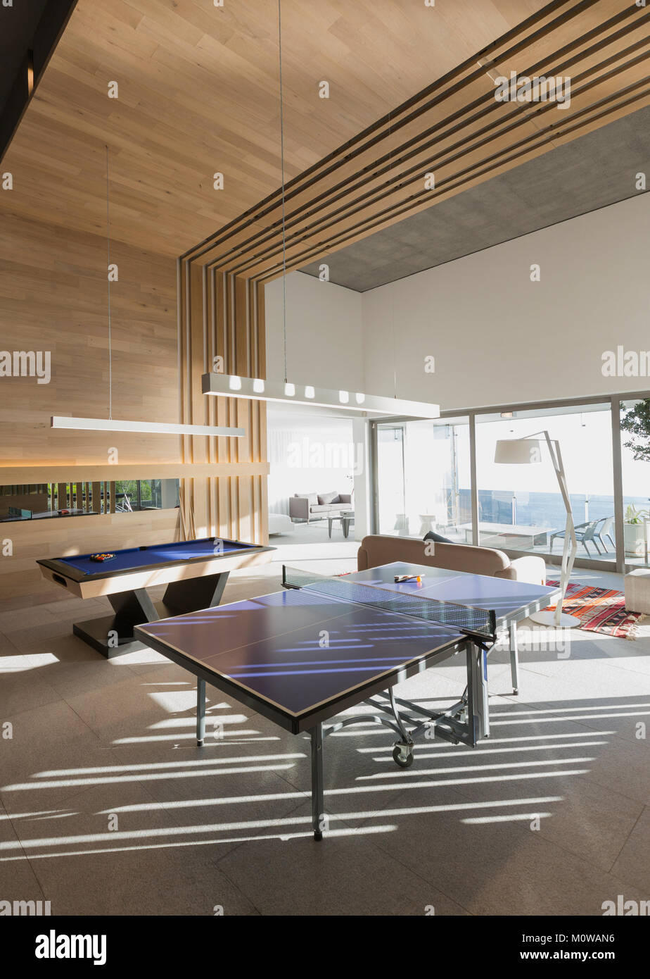 Billardtisch und Tischtennisplatte in modernen, luxuriösen Home Showcase interior Spiel Zimmer Stockfoto