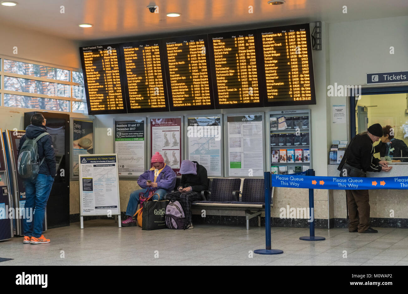 Ticket Office und Bahn Abfahrtszeiten Board in einem britischen Bahnhof in England, Großbritannien. Stockfoto
